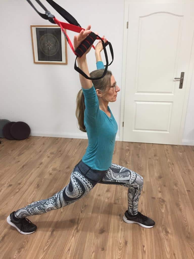 Maike Hoyer beim Sling-Yoga - Frontline Stretch 1