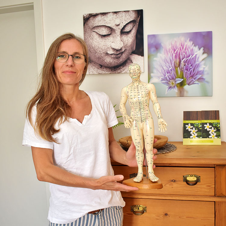 Maike Hoyer, Heilpraktikerin, mit einem Akupunktur-Modell